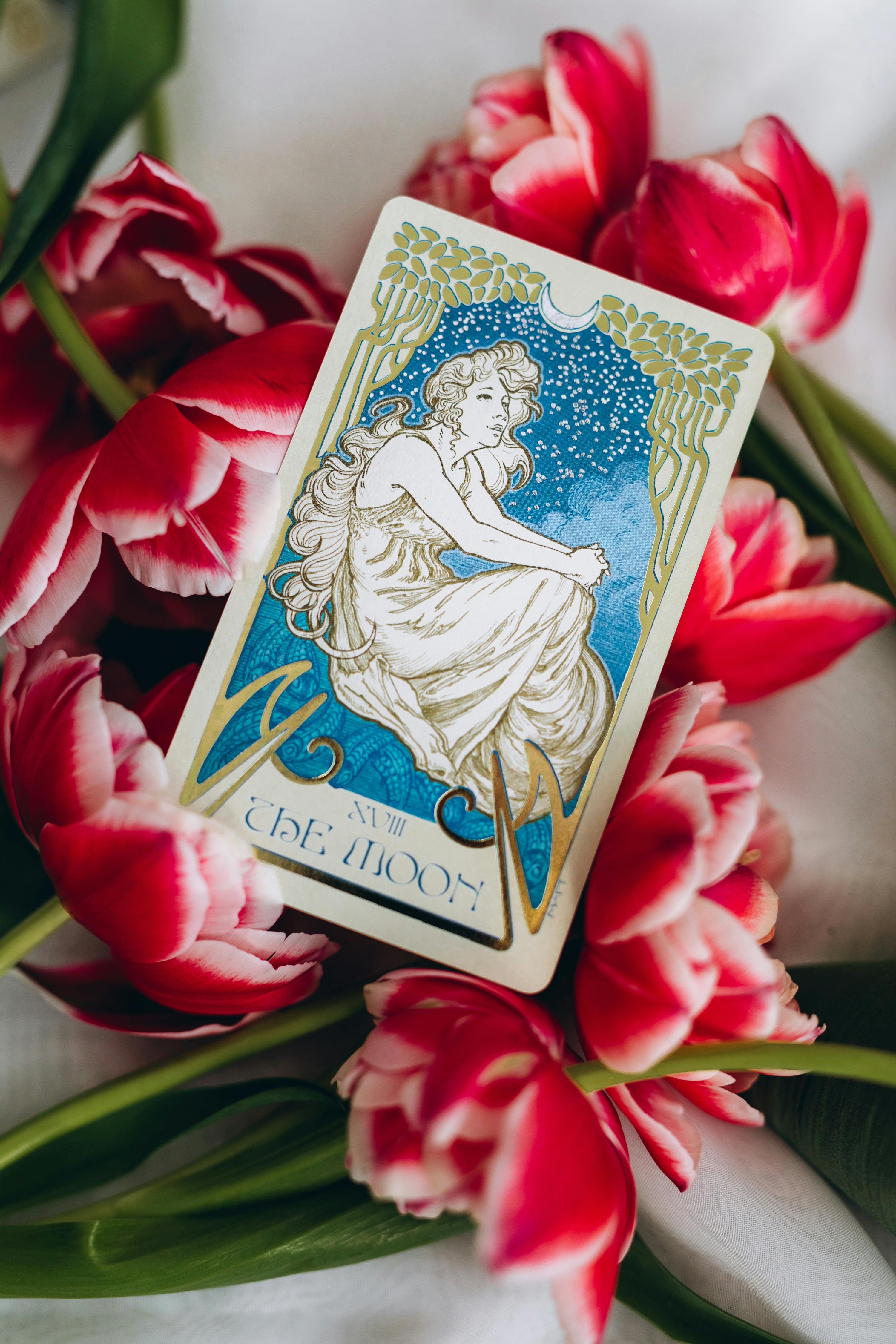 Carta de la Luna art nouveau con tulipanes